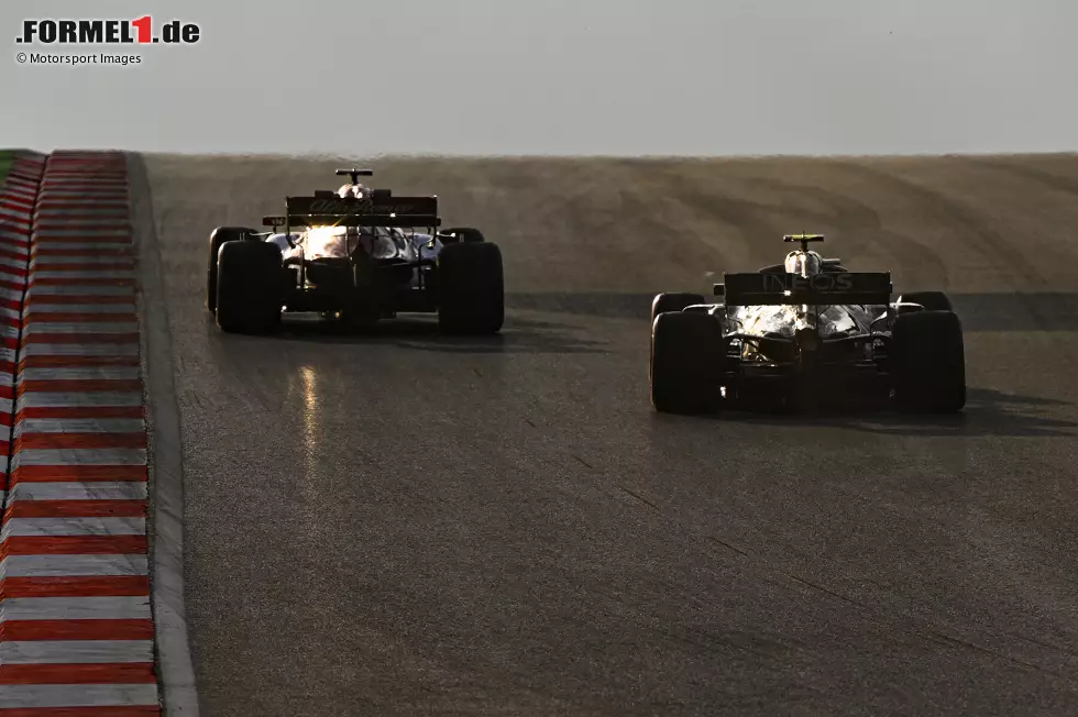 Foto zur News: Kimi Räikkönen (Alfa Romeo) und Valtteri Bottas (Mercedes)