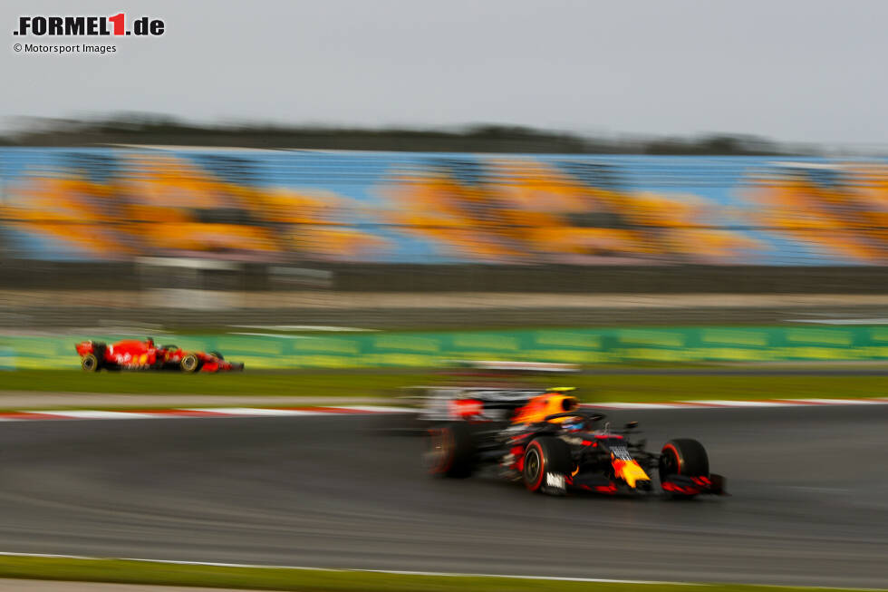 Foto zur News: Alexander Albon (Red Bull) und Sebastian Vettel (Ferrari)