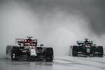 Foto zur News: Antonio Giovinazzi (Alfa Romeo) und Lewis Hamilton (Mercedes)