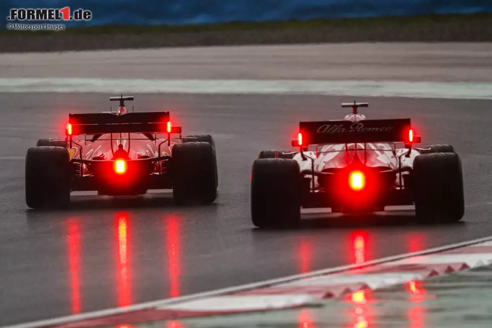 Foto zur News: Sebastian Vettel (Ferrari) und Kimi Räikkönen (Alfa Romeo)