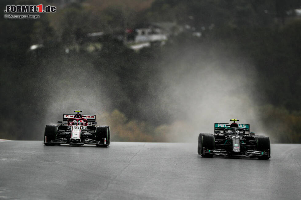 Foto zur News: Valtteri Bottas (Mercedes) und Antonio Giovinazzi (Alfa Romeo)