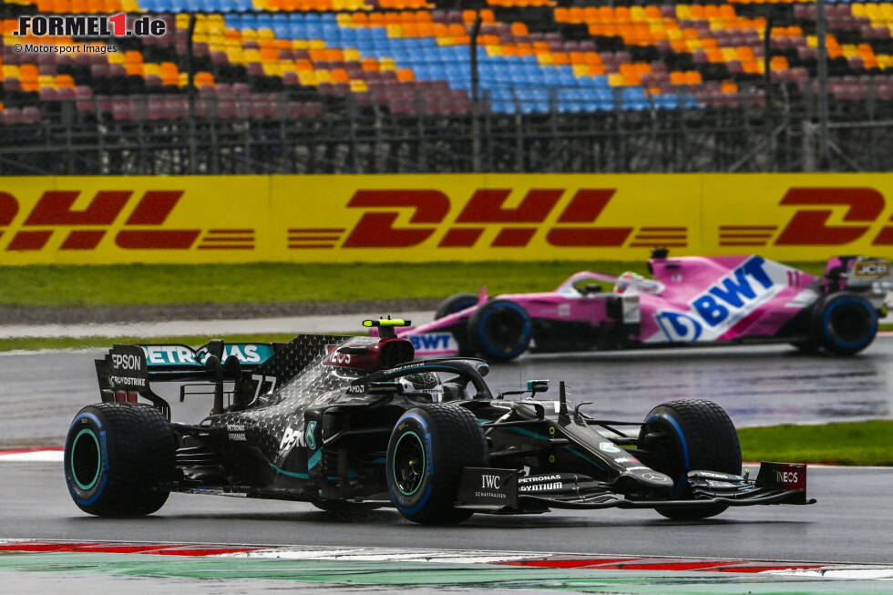 Foto zur News: Valtteri Bottas (Mercedes) und Sergio Perez (Racing Point)