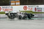 Foto zur News: Valtteri Bottas (Mercedes) und Nicholas Latifi (Williams)