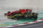 Foto zur News: Esteban Ocon (Renault) und Charles Leclerc (Ferrari)