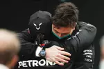 Foto zur News: Lewis Hamilton (Mercedes) und Toto Wolff