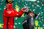 Foto zur News: Sebastian Vettel (Ferrari) und Lewis Hamilton (Mercedes)