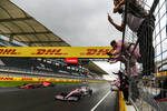 Foto zur News: Sergio Perez (Racing Point) und Sebastian Vettel (Ferrari)