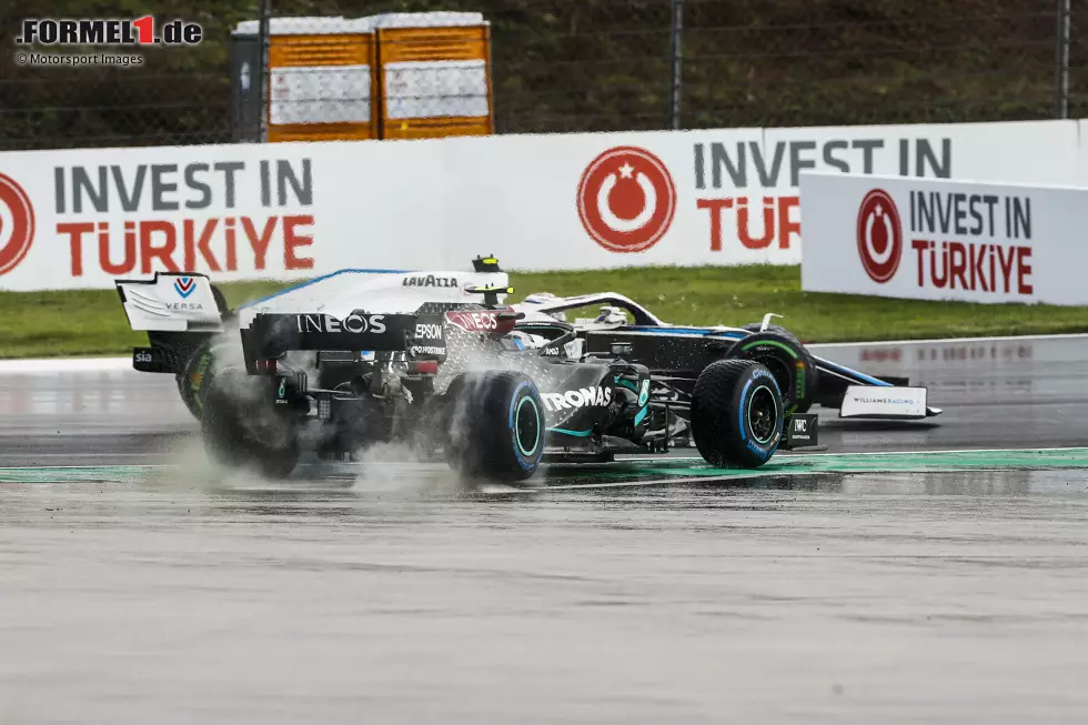 Foto zur News: Valtteri Bottas (Mercedes) und Nicholas Latifi (Williams)