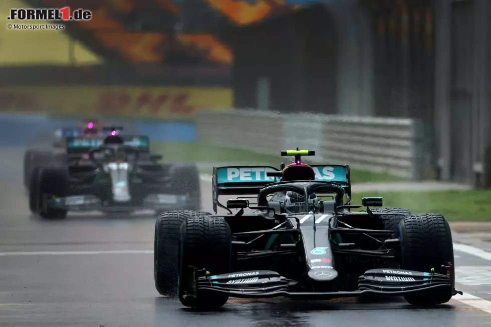 Foto zur News: Valtteri Bottas (Mercedes) und Lewis Hamilton (Mercedes)