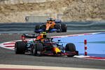 Foto zur News: Alexander Albon (Red Bull) und Carlos Sainz (McLaren)