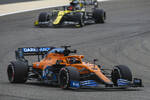 Foto zur News: Carlos Sainz (McLaren) und Esteban Ocon (Renault)