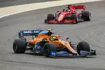 Foto zur News: Lando Norris (McLaren) und Sebastian Vettel (Ferrari)