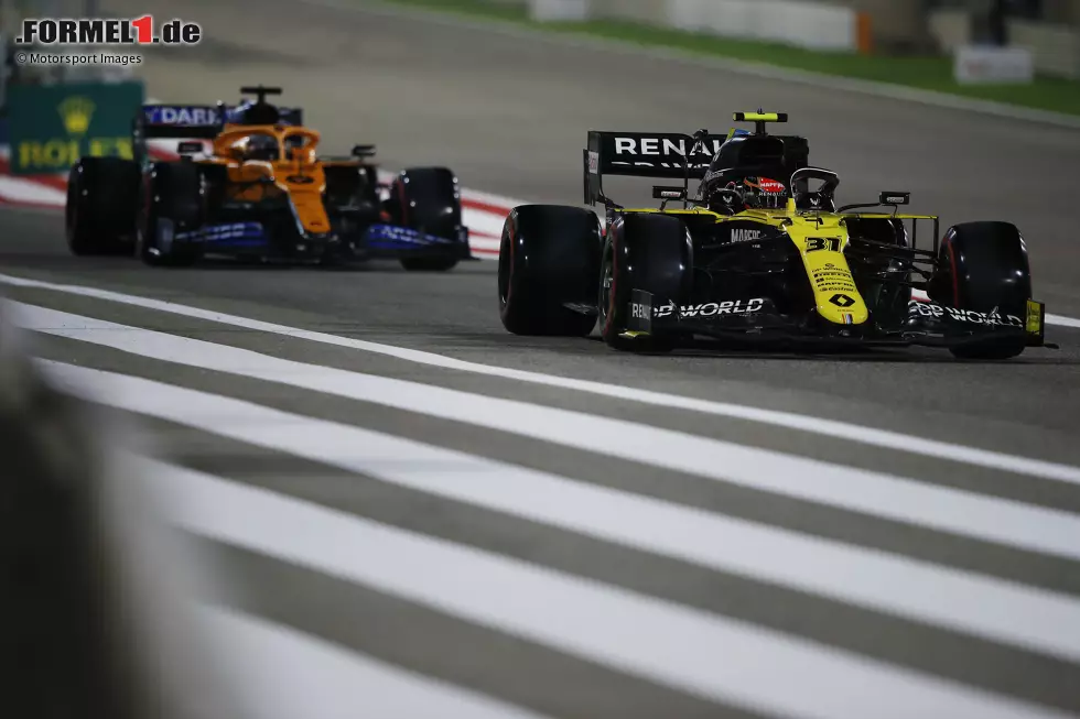 Foto zur News: Esteban Ocon (Renault) und Carlos Sainz (McLaren)