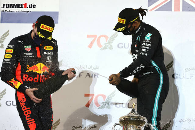 Foto zur News: Alexander Albon (Red Bull) und Lewis Hamilton (Mercedes)