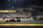 Foto zur News: Max Verstappen (Red Bull) und Sergio Perez (Racing Point)