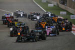 Foto zur News: Lewis Hamilton (Mercedes), Sergio Perez (Racing Point) und Max Verstappen (Red Bull)