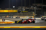 Foto zur News: Esteban Ocon (Renault) und Charles Leclerc (Ferrari)