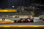 Foto zur News: Esteban Ocon (Renault) und Charles Leclerc (Ferrari)