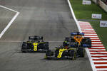 Foto zur News: Esteban Ocon (Renault), Daniel Ricciardo (Renault) und Carlos Sainz (McLaren)