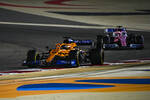 Foto zur News: Carlos Sainz (McLaren) und Sergio Perez (Racing Point)