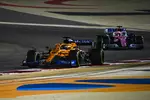 Foto zur News: Carlos Sainz (McLaren) und Sergio Perez (Racing Point)