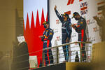 Foto zur News: Max Verstappen (Red Bull), Lewis Hamilton (Mercedes) und Alexander Albon (Red Bull)