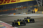 Foto zur News: Esteban Ocon (Renault) und Daniel Ricciardo (Renault)