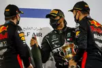 Foto zur News: Max Verstappen (Red Bull), Lewis Hamilton (Mercedes) und Alexander Albon (Red Bull)