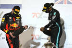 Alexander Albon (Red Bull) und Lewis Hamilton (Mercedes) 