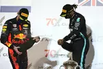 Foto zur News: Alexander Albon (Red Bull) und Lewis Hamilton (Mercedes)