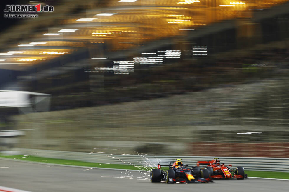 Foto zur News: Alexander Albon (Red Bull) und Charles Leclerc (Ferrari)