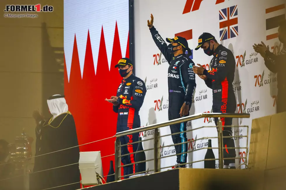 Foto zur News: Max Verstappen (Red Bull), Lewis Hamilton (Mercedes) und Alexander Albon (Red Bull)