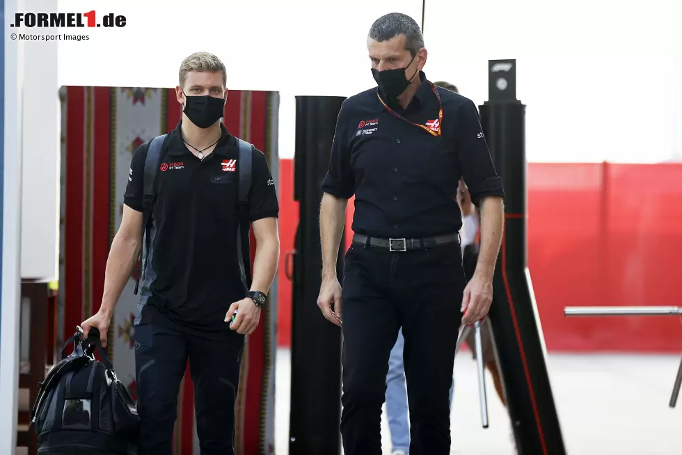 Foto zur News: Mick Schumacher und Günther Steiner (Haas)