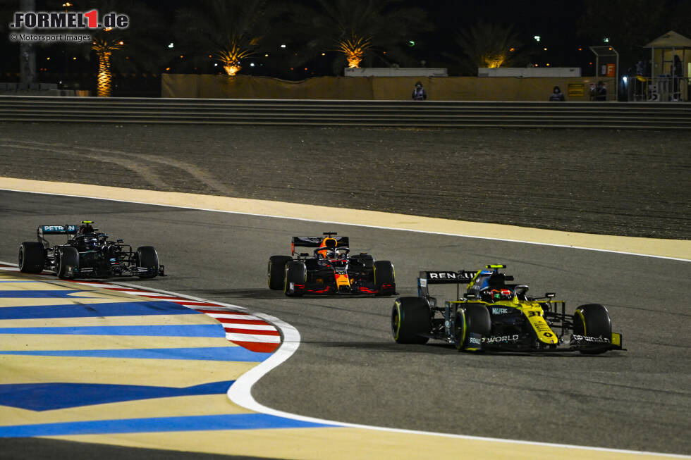 Foto zur News: Esteban Ocon (Renault), Max Verstappen (Red Bull) und Valtteri Bottas (Mercedes)