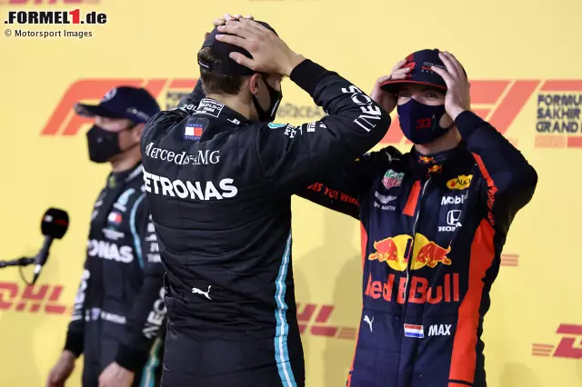 Foto zur News: George Russell (Mercedes) und Max Verstappen (Red Bull)