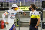 Foto zur News: Carlos Sainz (McLaren) und Fernando Alonso