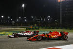 Foto zur News: Antonio Giovinazzi (Alfa Romeo) und Sebastian Vettel (Ferrari)
