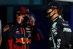 Foto zur News: Max Verstappen (Red Bull) und George Russell (Mercedes)