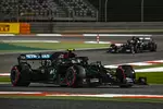 Foto zur News: Valtteri Bottas (Mercedes) und George Russell (Mercedes)