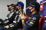 Foto zur News: Max Verstappen (Red Bull), Valtteri Bottas (Mercedes) und George Russell (Mercedes)