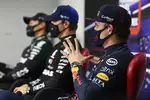 Foto zur News: Max Verstappen (Red Bull), Valtteri Bottas (Mercedes) und George Russell (Mercedes)