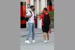 Foto zur News: George Russell (Mercedes) und Sebastian Vettel (Ferrari)