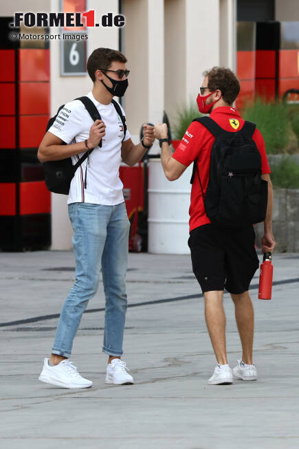 Foto zur News: George Russell (Mercedes) und Sebastian Vettel (Ferrari)