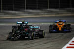 Foto zur News: George Russell (Mercedes), Carlos Sainz (McLaren) und Valtteri Bottas (Mercedes)