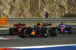 Foto zur News: Alexander Albon (Red Bull), Sebastian Vettel (Ferrari) und Sergio Perez (Racing Point)