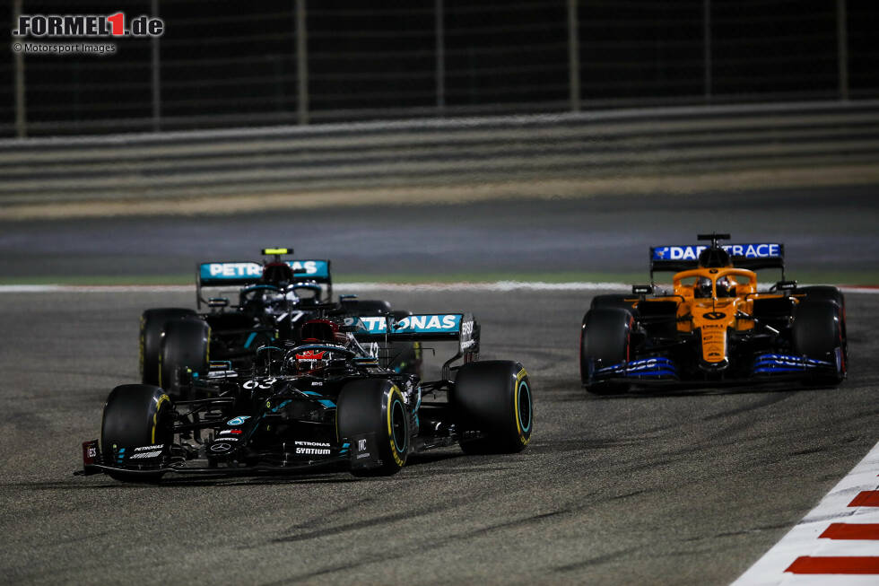 Foto zur News: George Russell (Mercedes), Carlos Sainz (McLaren) und Valtteri Bottas (Mercedes)