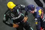 Foto zur News: Lewis Hamilton (Mercedes) und Max Verstappen (Red Bull)