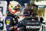 Foto zur News: Lewis Hamilton (Mercedes) und Max Verstappen (Red Bull)