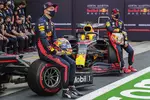 Foto zur News: Alexander Albon (Red Bull) und Max Verstappen (Red Bull)