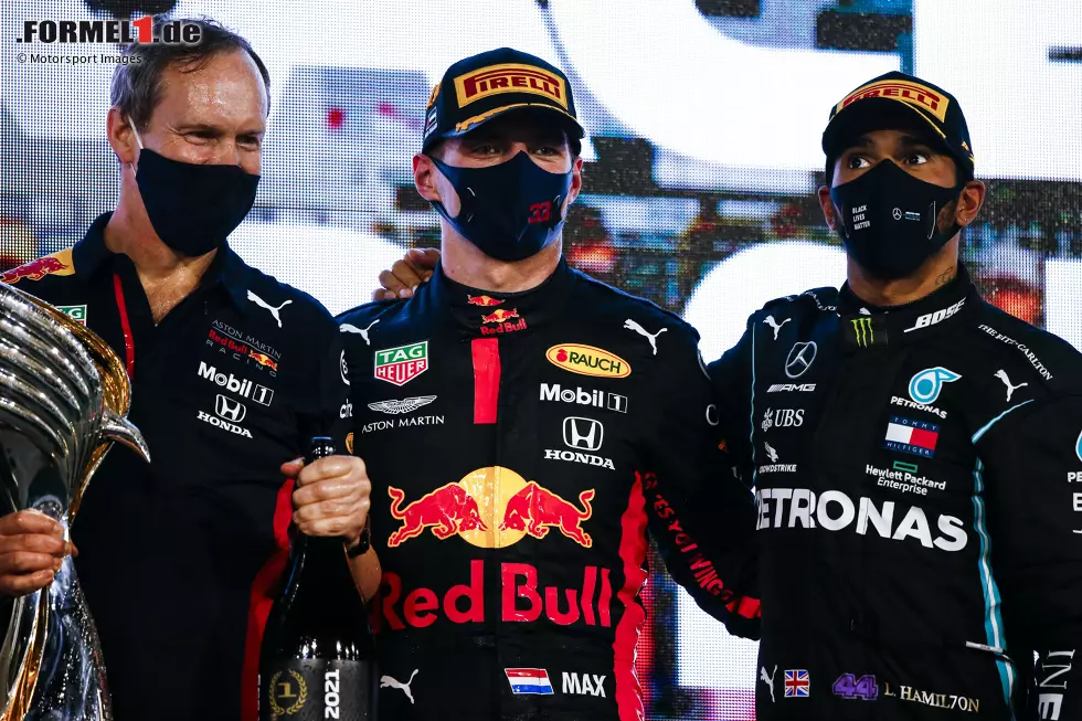 Foto zur News: Max Verstappen (Red Bull) und Lewis Hamilton (Mercedes)